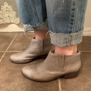 Matisse textured leather silver/gray booties